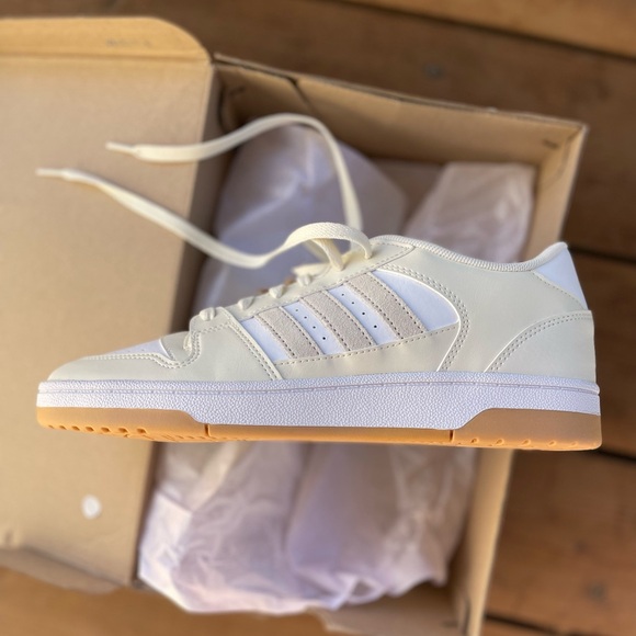 Women’s Adidas Ivory/White Break Start Low Sneaker - Size 9 - NWT - Picture 1 of 4